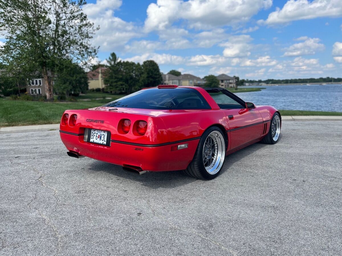 1990 Chevrolet Corvette Hatchback Red RWD Manual ZR-1 1990 Chevrolet Corvette ZR-1
