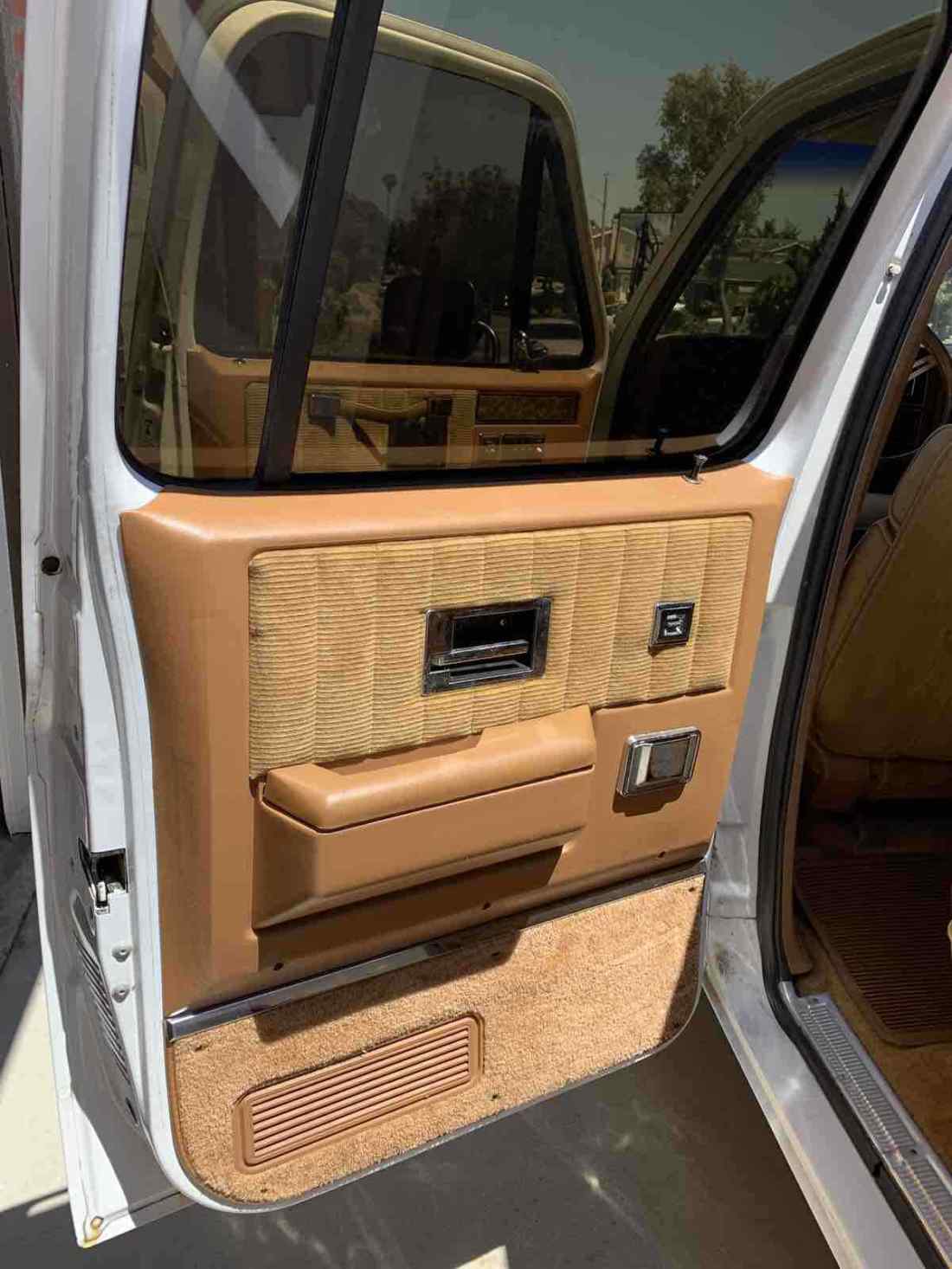 1990 Chevrolet Suburban 2500 Diesel Chevy Square Body - photo 10