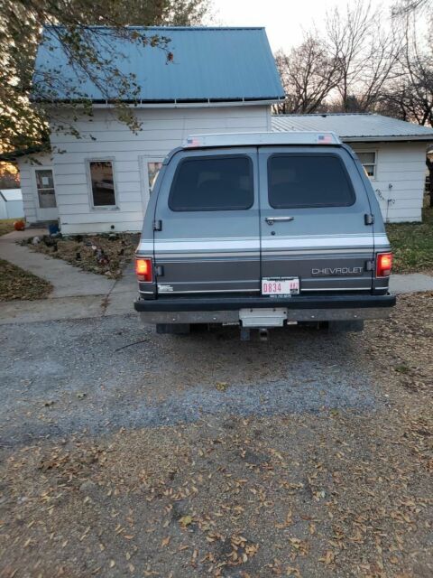 1990 Chevrolet Suburban van house - photo 4