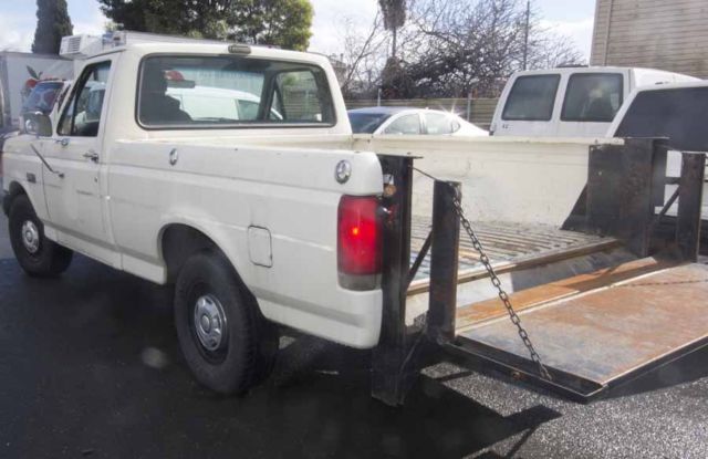 1990 Ford F-150 Custom Standard Cab Pickup 2-Door 4.9L w 1000lb Tommy Gate Lift 1990 Ford F-150