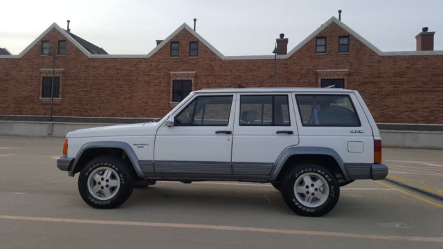 1990 Jeep Cherokee Laredo Sport Utility 4-Door - photo 9