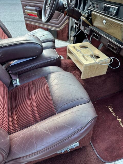 1990 Jeep Grand Wagoneer - photo 9
