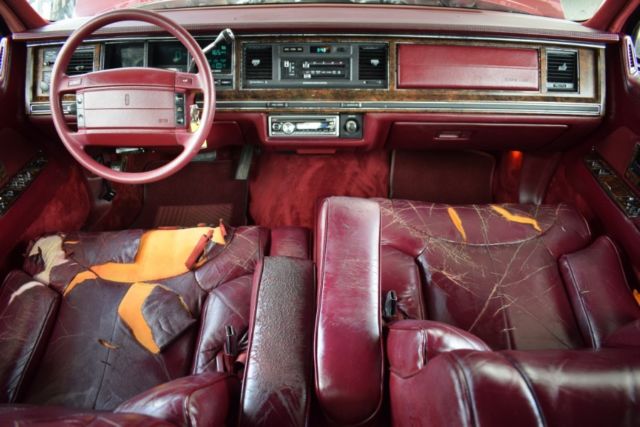 1990 Lincoln Town Car 4dr Sedan Signature - photo 2