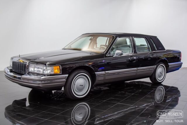 1990 Lincoln Town Car Sedan Signature Automatic 8 Cylinder Engine 5.0L/302 1990 Lincoln Town Car Signature