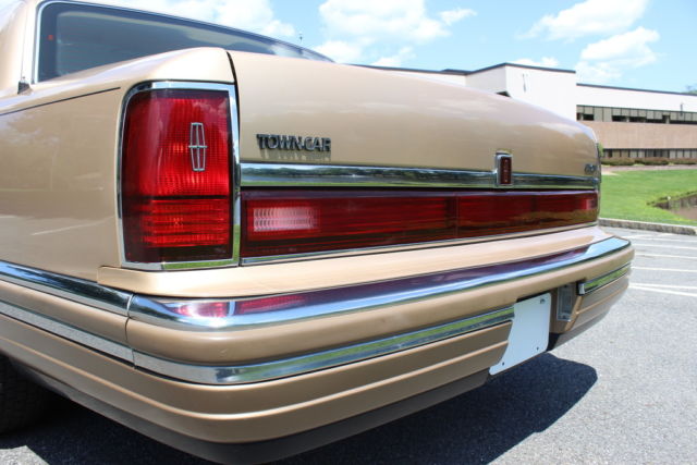 1990 Lincoln Town Car Signature Series - photo 7