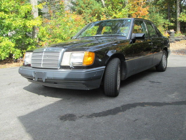 1990 MERCEDES 300E - VERY NICE CLASSIC - LOW MILES - RARE BLACK ON BLACK 1990 Mercedes-Benz 300-Series