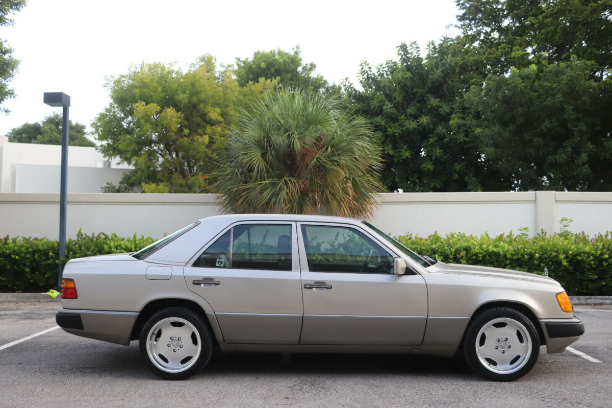 1990 Mercedes-Benz 300-Series 300 E 4dr Sedan - photo 2