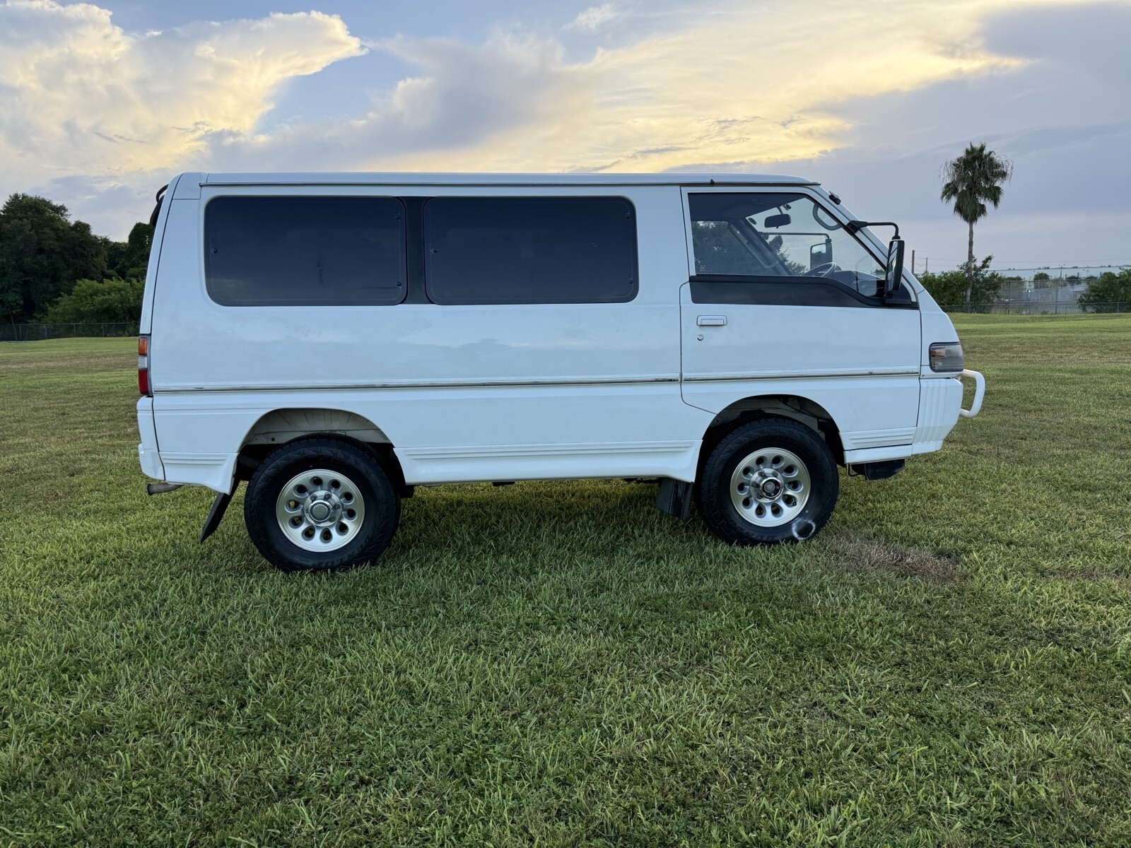 1990 Mitsubishi Delica 4WD. Diesel Turbo. Automatic. - photo 2