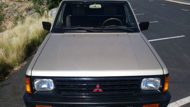 1990 Mitsubishi Mighty Max Base Standard Cab Pickup 2-Door - photo 3