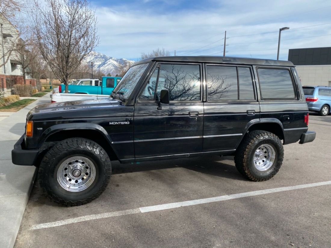 1990 Mitsubishi Montero 4 Door 4X4 5 Speed Manual Transmission Color (Black) 1990 Mitsubishi Montero
