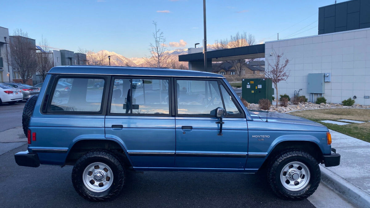 1990 Mitsubishi Montero LS 4 Door 4X4 AutomaticTransmission Color (Blue) 1990 Mitsubishi Montero LS