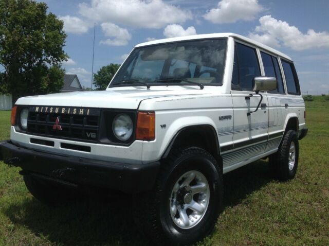 1990 MITSUBISHI MONTERO LS 4X4 MANUAL 5 SPEED ONE OWNER 1990 Mitsubishi Montero LS 4X4 MANUAL 5 SPEED ONE OWNER