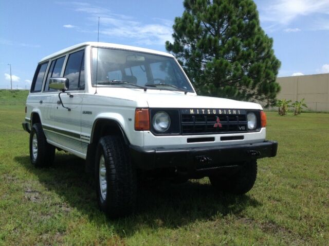 1990 Mitsubishi Montero LS 4X4 MANUAL 5 SPEED ONE OWNER - photo 2