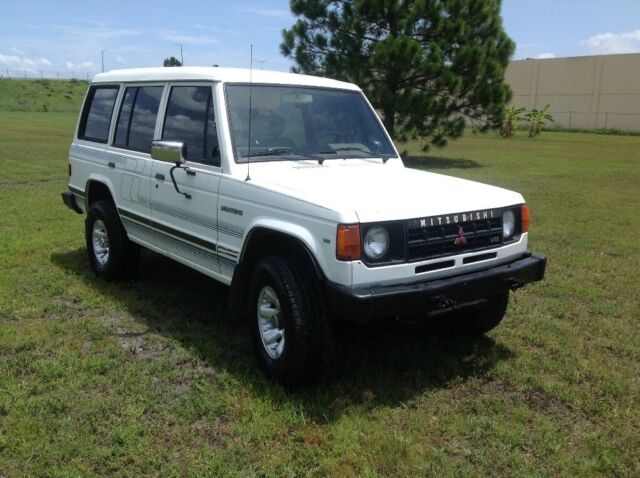 1990 Mitsubishi Montero LS 4X4 MANUAL 5 SPEED ONE OWNER - photo 6