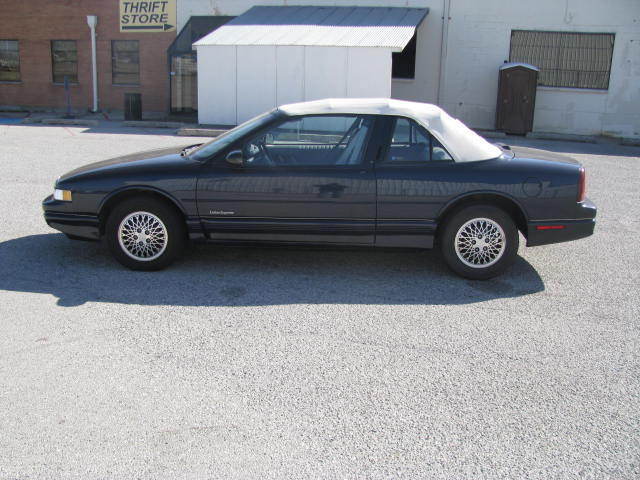 1990 Oldsmobile Cutlass Base Convertible 2-Door - photo 2