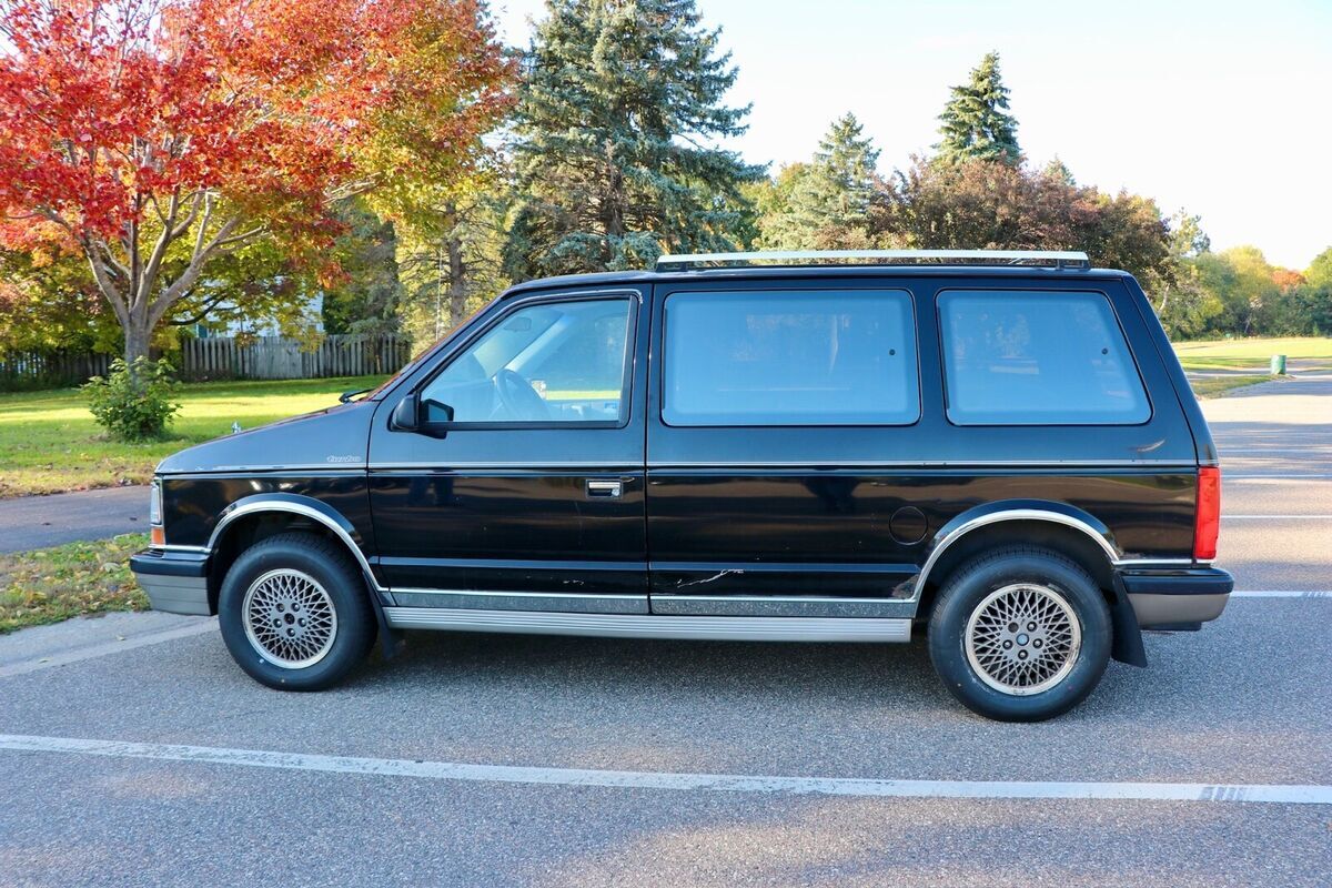 1990 Plymouth Voyager Black FWD Automatic LX 1990 Plymouth Voyager LX