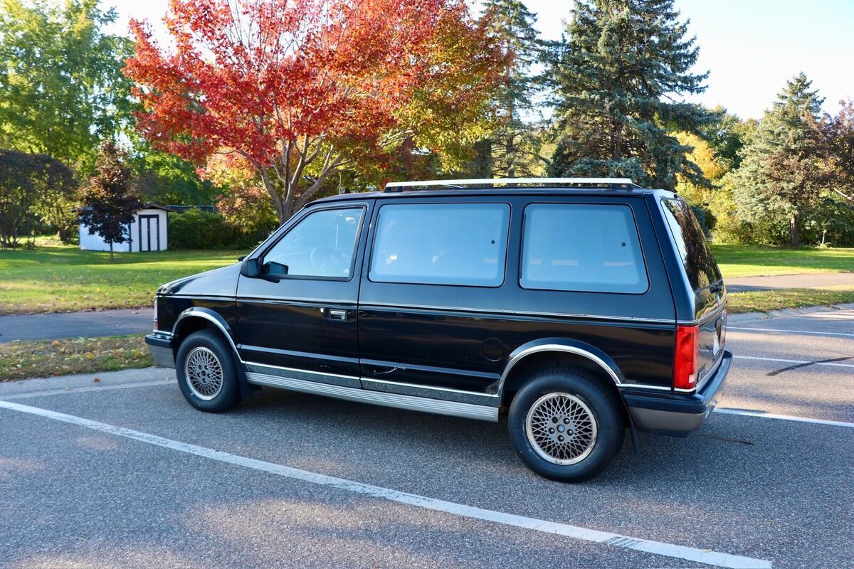 1990 Plymouth Voyager LX - photo 2