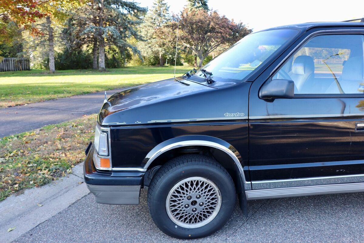 1990 Plymouth Voyager LX - photo 3
