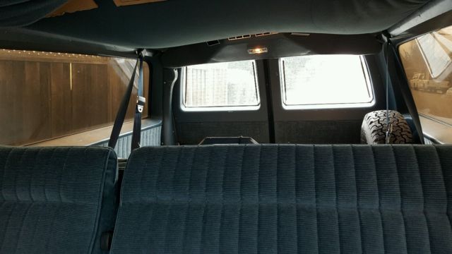 1990 GMC Suburban blue - photo 7