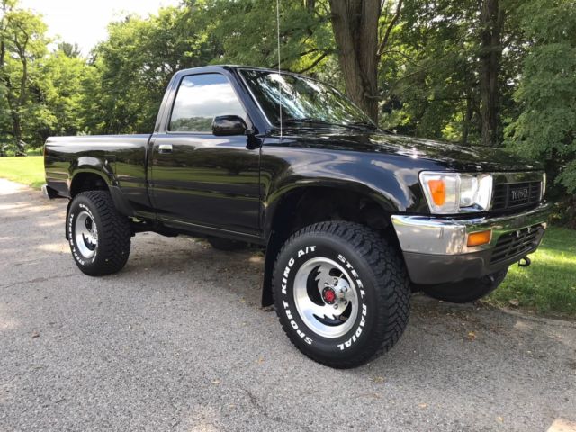 1990 Toyota Pickup DLX - photo 2