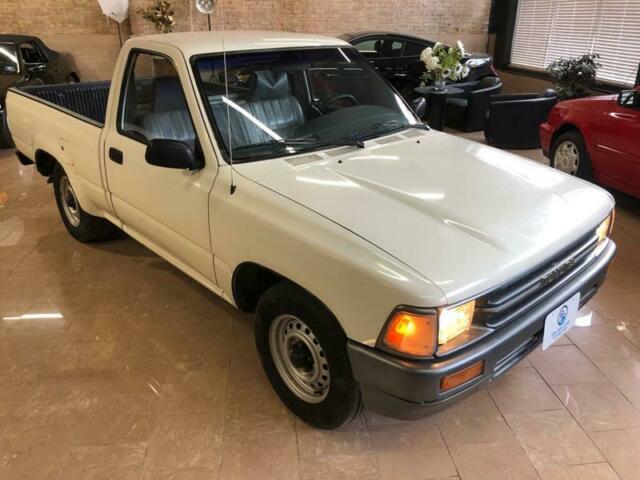 1990 Toyota Pickup 1/2 TON SHORT WHEELBASE DLX - photo 2