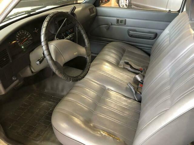 1990 Toyota Pickup 1/2 TON SHORT WHEELBASE DLX - photo 9