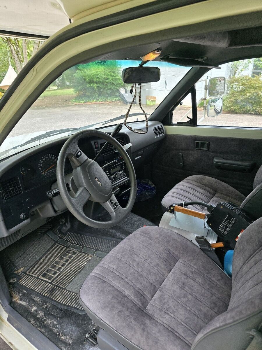 1990 Toyota Pickup No Reserve. - photo 5