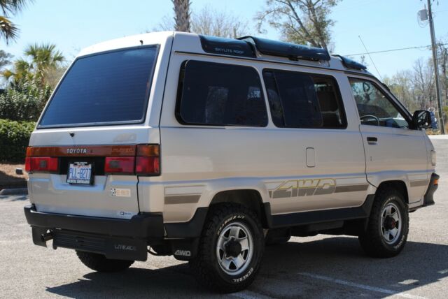 1990 Toyota Van Wagon 4WD Lite Ace GXL Low Original Miles 117,380! - photo 4