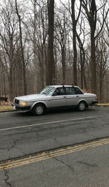 1990 Volvo 240 DL 4dr Sedan Automatic 1990 Volvo 240 DL 4dr Sedan