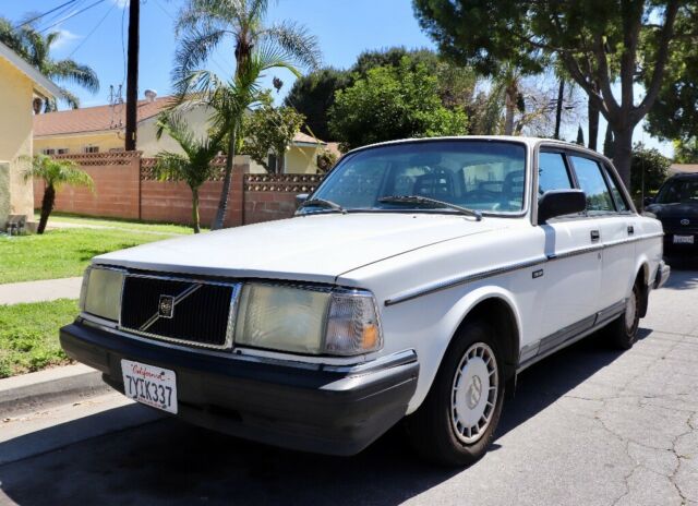 1990 Volvo 240 DL (White) 1990 Volvo 240