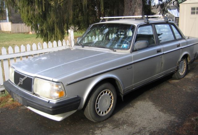1990 Volvo 240 Sedan 4-Door 2.3L - fix or parts 1990 Volvo 240 Base Sedan 4-Door
