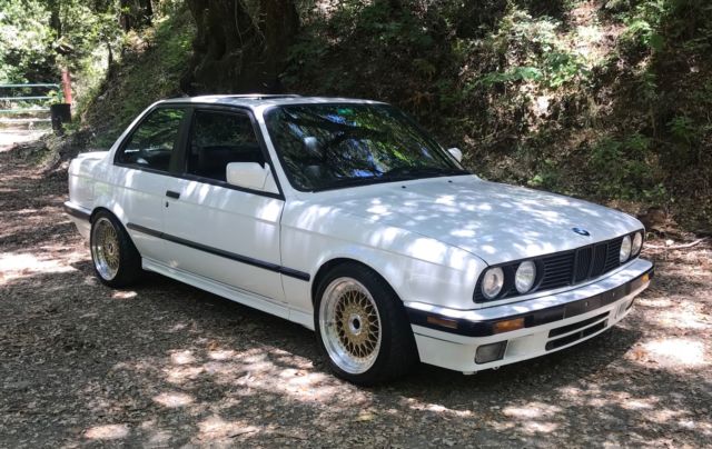 1991 BMW 318is Alpine White on Black E30 5-speed manual 1991 BMW 3-Series