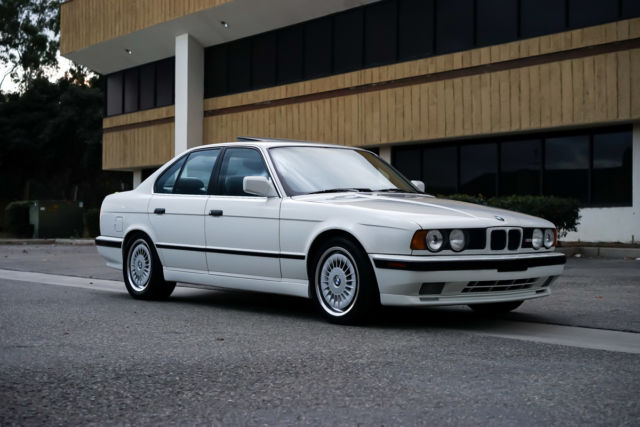 1991 BMW E34 M5 - Alpine White - S38 1991 BMW M5