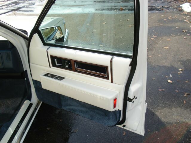 1991 Cadillac DeVille Base 4dr Sedan - photo 10