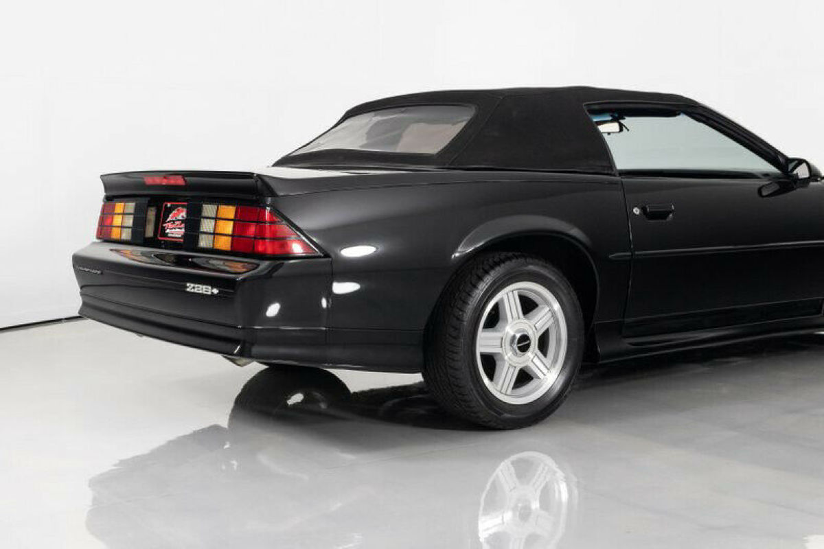 1991 Chevrolet Camaro Z/28 Convertible 38k Miles - photo 11