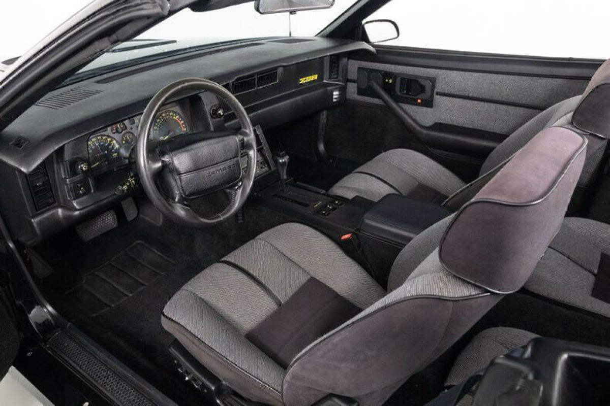1991 Chevrolet Camaro Z/28 Convertible 38k Miles - photo 2