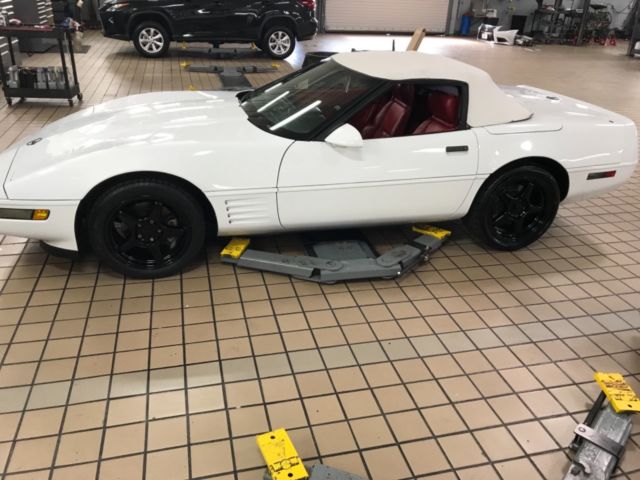 1991 Chevrolet Corvetter Convertible White w/low miles 1991 Chevrolet Corvette RED