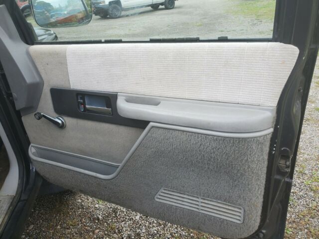 1991 Chevrolet C/K Pickup 1500 5 SPEED MANUAL V8 4x4 - photo 9