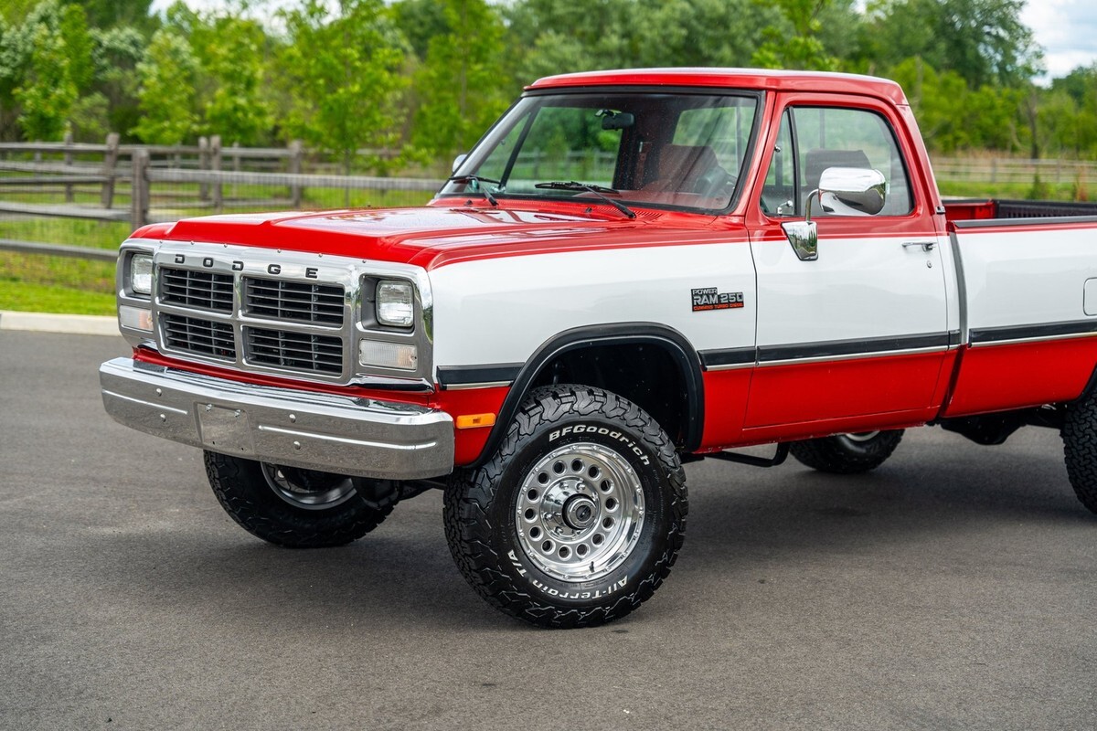 1991 Dodge D250 & W250 Trucks W250 Sweptline 131" WB 4WD - photo 3