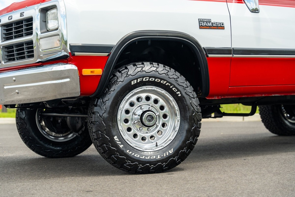 1991 Dodge D250 & W250 Trucks W250 Sweptline 131" WB 4WD - photo 4