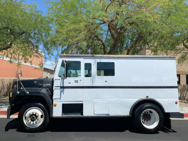 1991 Ford F-700 ARMORED TRUCK - photo 2