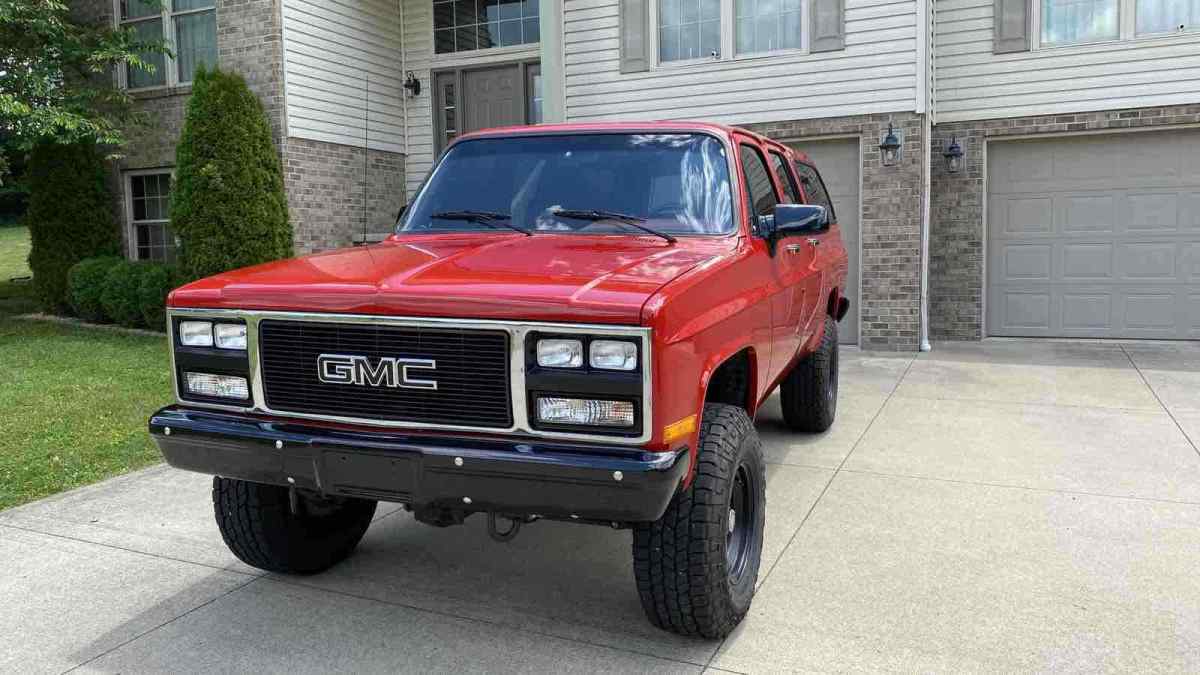 1991 GMC V2500 Suburban SUV Red 4WD Automatic V25 CONVENTIONAL 1991 GMC V2500 Suburban V25 CONVENTIONAL