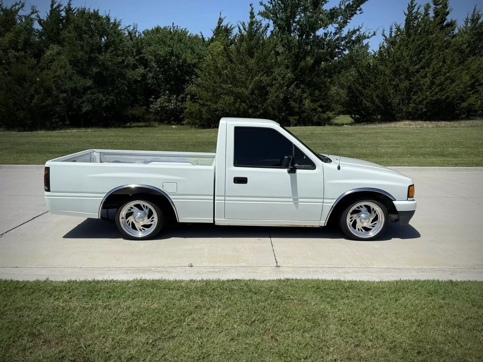 1991 Isuzu Conventional White SHORT WHEELBASE 1991 Isuzu Conventional SHORT WHEELBASE