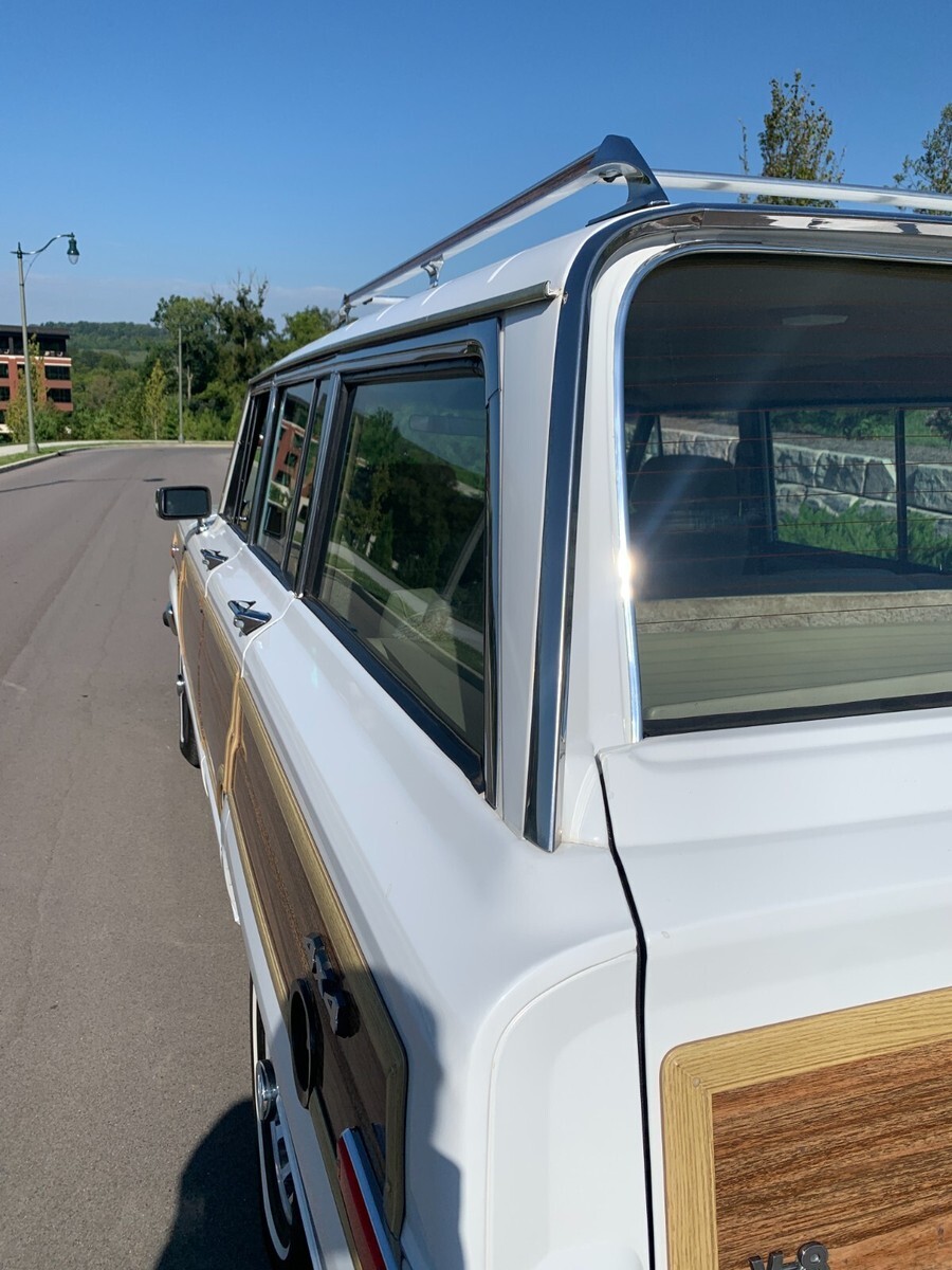 1991 Jeep Grand Wagoneer - photo 2