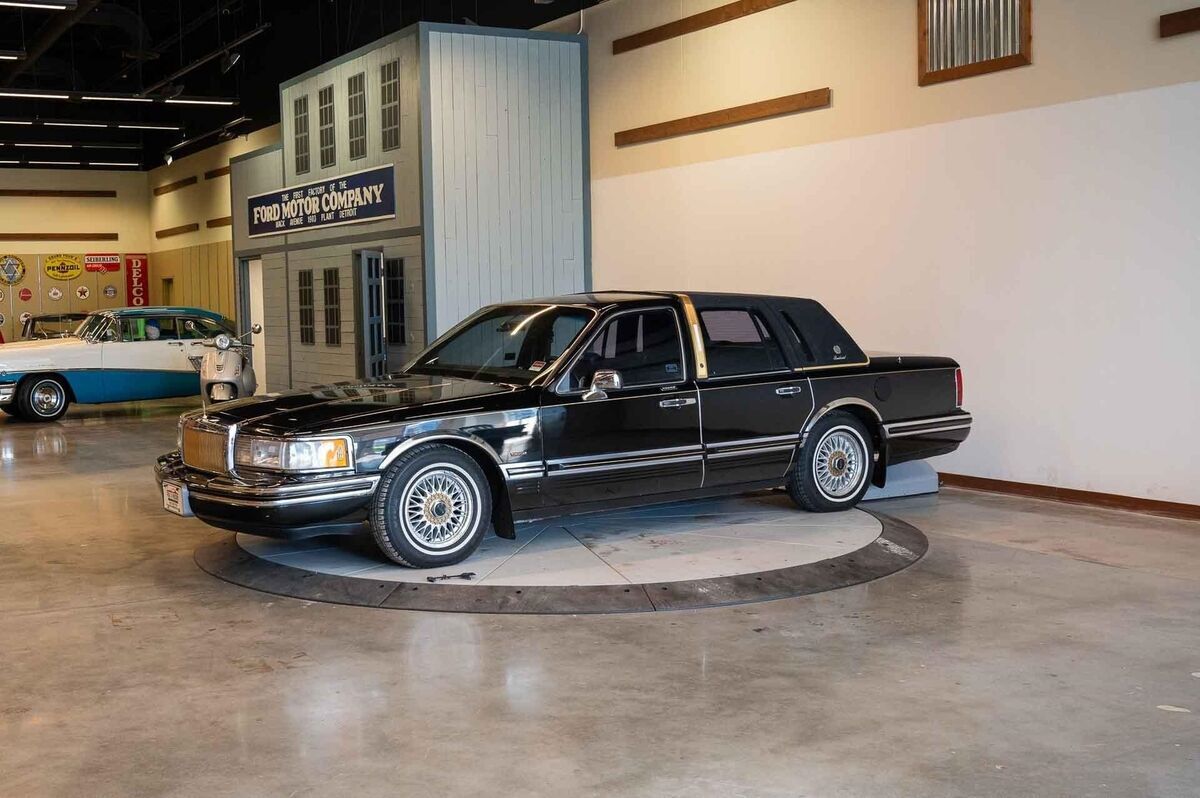 1991 Lincoln Town Car Presidential - photo 2
