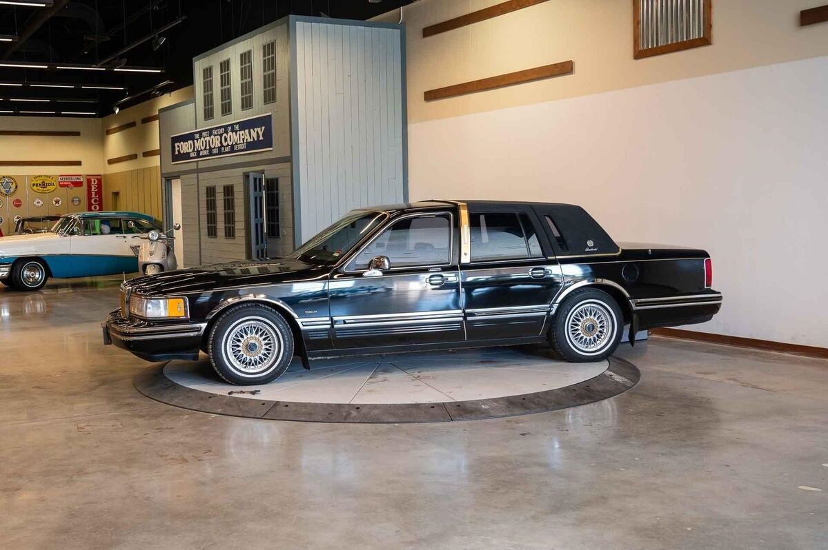 1991 Lincoln Town Car Presidential - photo 4