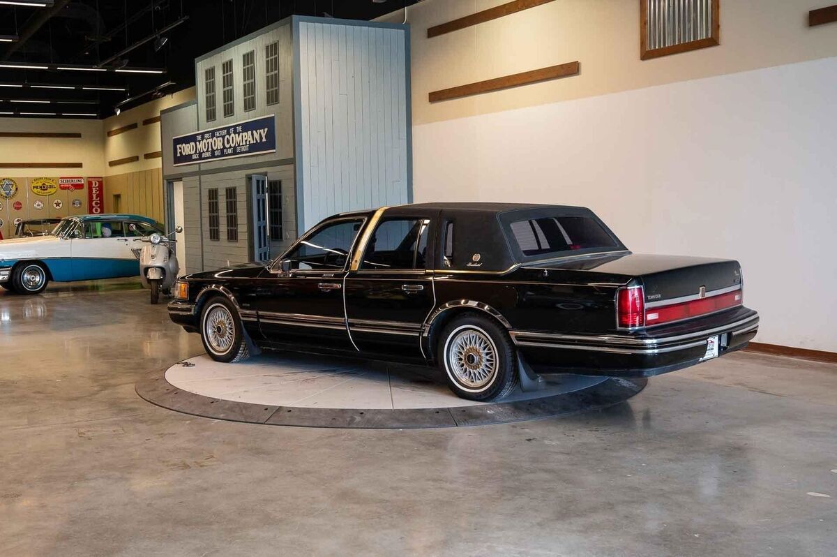 1991 Lincoln Town Car Presidential - photo 9