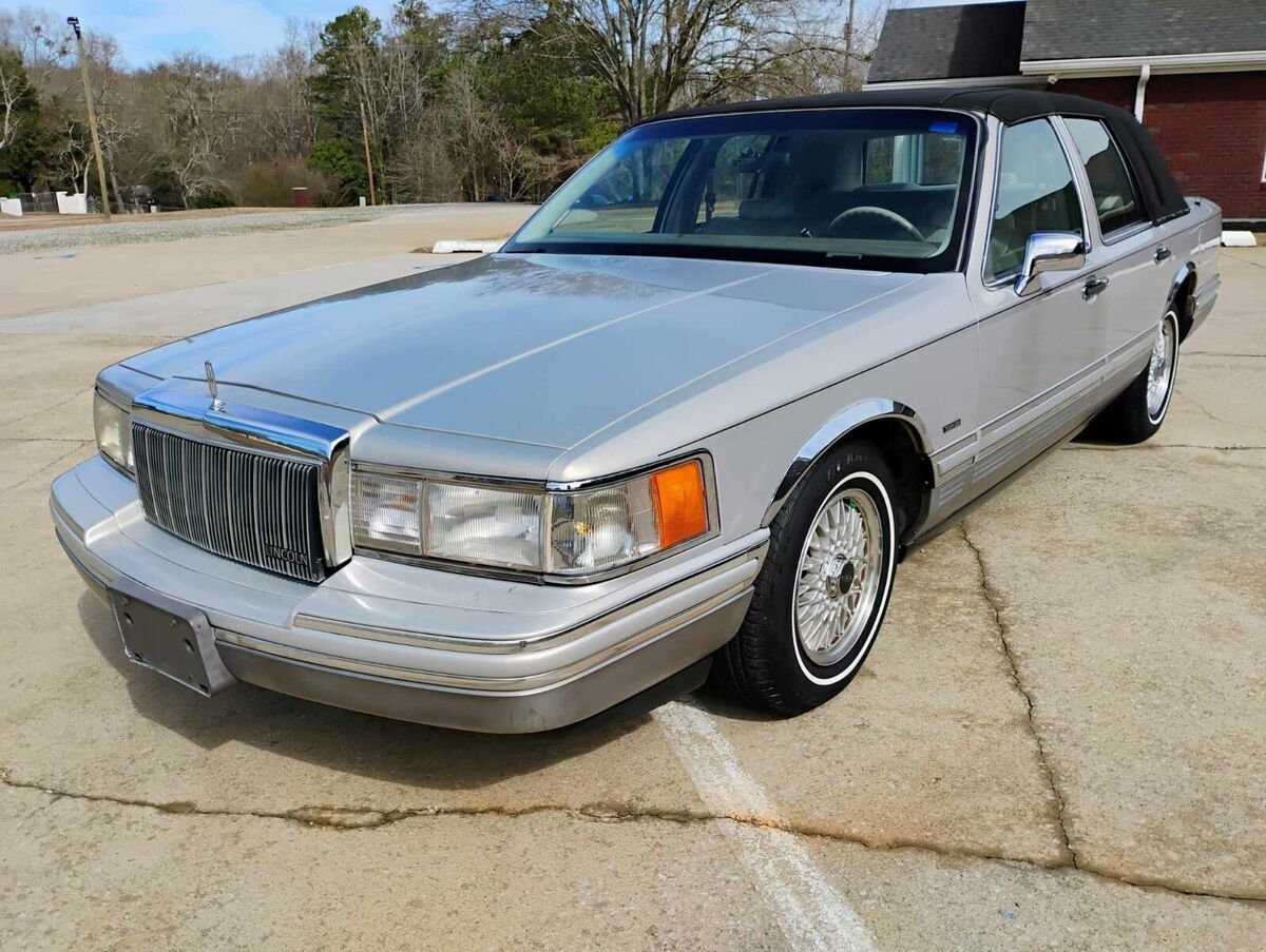 1991 Lincoln Town Car SIGNATURE - photo 2