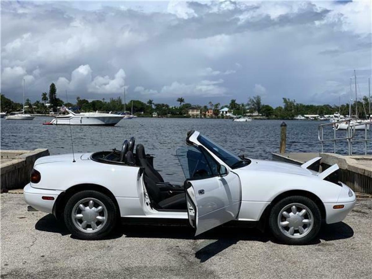 1991 Mazda MX-5 Miata 122,612 Miles White Convertible, **CLN CARFAX** 1991 Mazda MX-5 Miata Special Edition