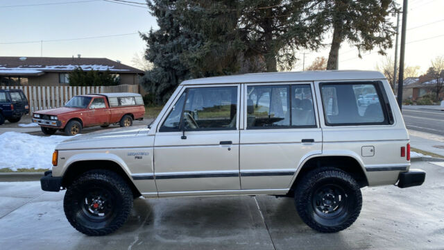 1991 Mitsubishi Montero 4 Door 4X4 Classic SUV In Sahara Gold Metallic 1991 Mitsubishi Montero RS
